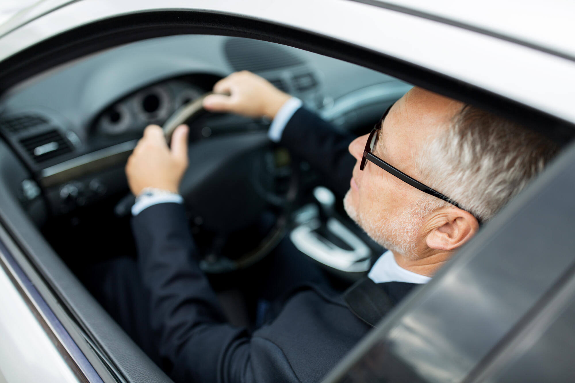 How to Stop Someone with Dementia from Driving: A Caregiver's Guide